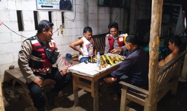 Anggota Polsek Batujaya Sambangi Masyarakat Desa Segaran yang melaksanakan Giat Siskamling untuk di ajak Ngawangkong