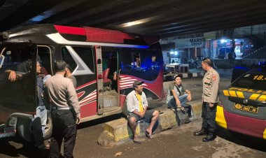 Cegah Aksi Premanisme, Patroli Dinihari Aiptu Ruswin dan Aiptu Agus Pesan Kantibmas Pemuda di Bawah Fly Over Cikampek 