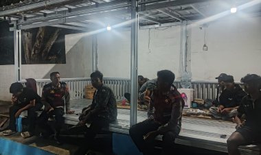 Anggota Polsek Batujaya Sambangi Masyarakat Desa Telukbango yang melaksanakan Giat Siskamling untuk di ajak Ngawangkong