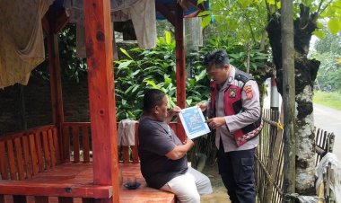 Anggota Polsek Batujaya mensosialisasikan QR Code Div Propam Polri kepada Masyarakat