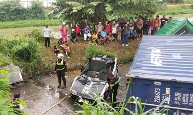 Truk Kontainer Terguling Timpa Minibus di Karawang, Polisi Sampaikan Duka Mendalam