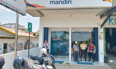 Anggota Polsek Batujaya Himbau Scurity Bank Mandiri Unit Batujaya di siang hari