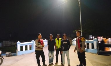 Anggota Polsek Batujaya melaksanakan Patroli Prekat guna Antisipasi terjadinya GU Kamtibmas pada malam hari menjelang Sahur Ramadhan