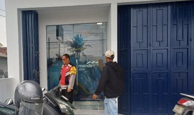 Anggota Polsek Batujaya Ciptakan Keamanan di Bank Mandiri Unit Batujaya dan mengantisipasi terjadinya Pencurian/Pembobolan ATM di siang hari