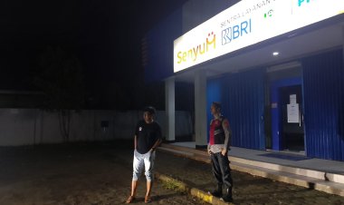 Anggota Polsek Batujaya Ciptakan Keamanan di Bank BRI Unit Batujaya